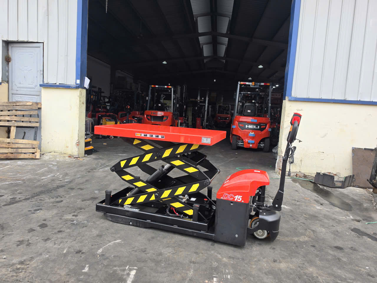 Xe bàn nâng 1.5t heli